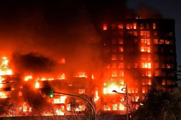 新闻:一场大火吞噬了瓦伦西亚的两座居民楼，至少13人受伤